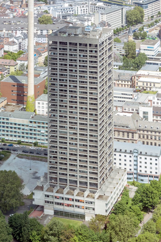 Frankfurt_Am_Main-AfE-Turm-Ansicht_vom_Messeturm-20130525